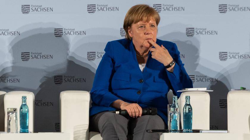 Меркель посадили: канцлер ФРГ не может долго стоять