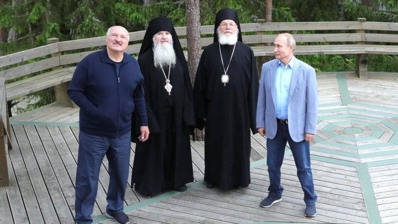 Настоятель монастыря в Ленобласти подарил Путину и Лукашенко иконы
