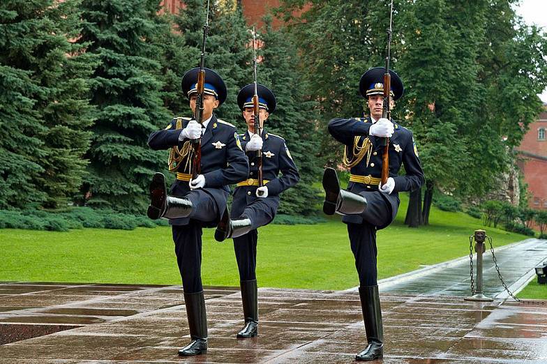 В Президентский полк Московского Кремля отправились служить 15 донских призывников