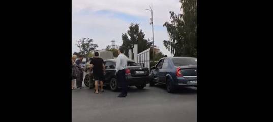 В Тюмени иномарка врезалась в автомобили, которые стояли в очереди на заправке. Водителя увезли в больницу