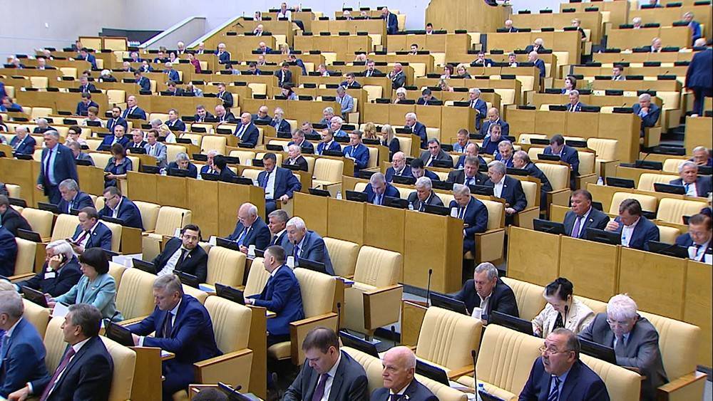 Заседание Госдумы в среду началось с минуты молчания