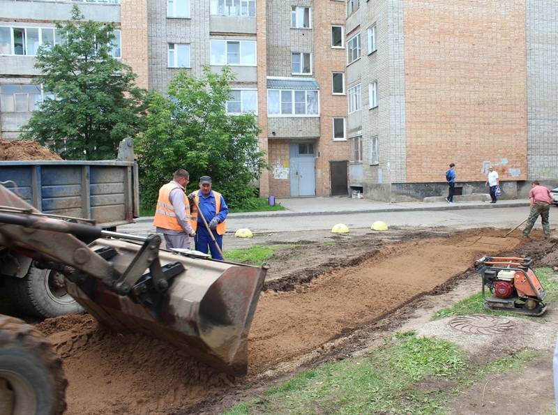 В Глазове начали обустраивать пешеходный тротуар вдоль ограждения школы № 15