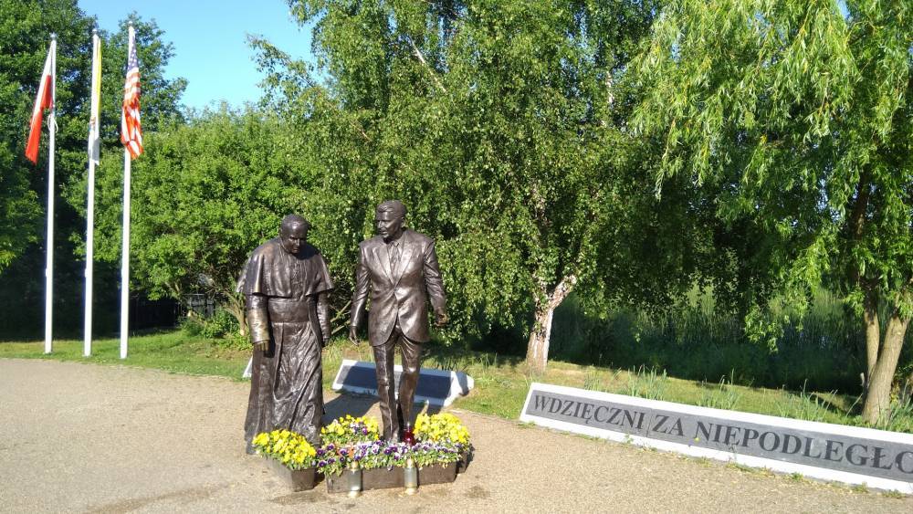 В польском парке Рейгана появилась свастика