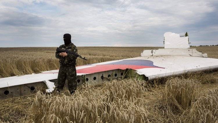 Траурный митинг в память о погибших в катастрофе MH17 проходит в Донбассе
