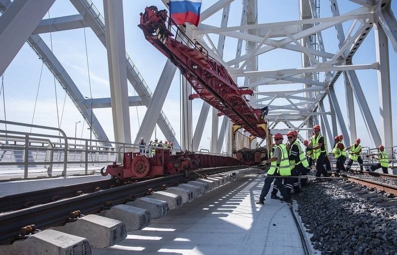 На Крымском мосту закончили укладку второго железнодорожного пути