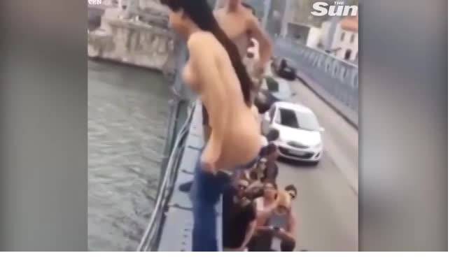 Видео: голая туристка нырнула в воду с 45-метрового моста в Португалии