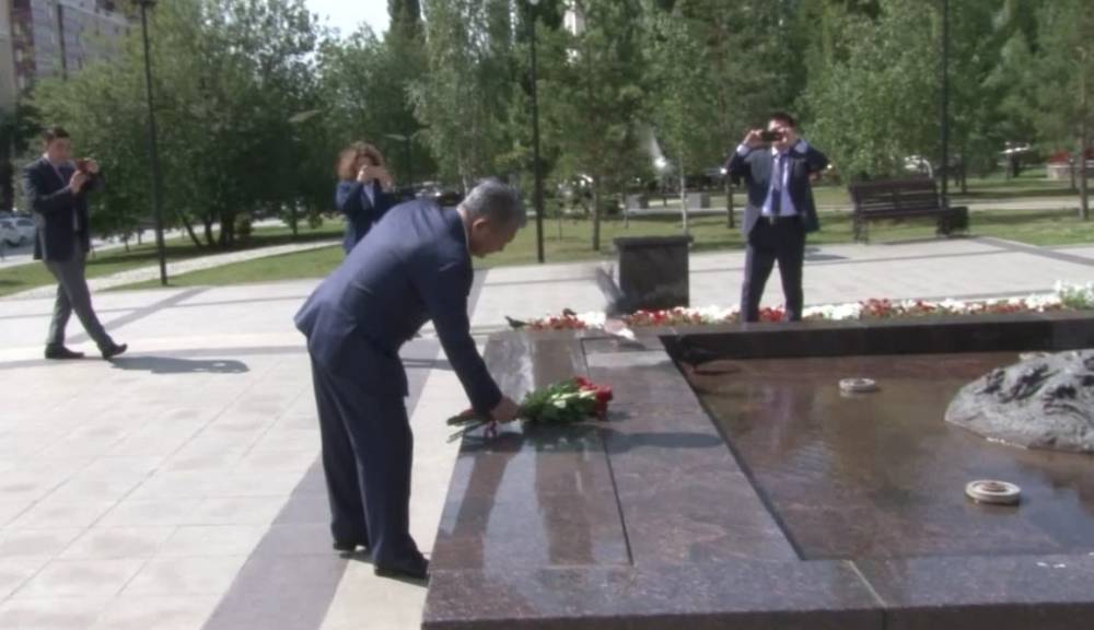 В Уфе посол Киргизии возложил цветы к памятнику Мустаю Кариму
