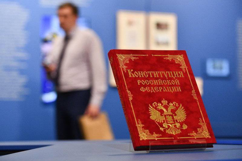 «Ельциным пахнет»: в России предложили изменить Конституцию
