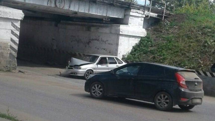 В Котельниче пьяный водитель врезался в местный «мост глупости»