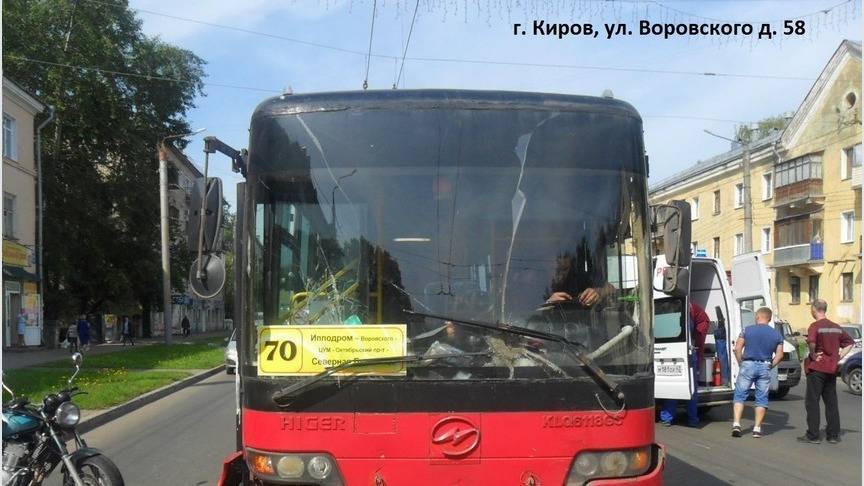 В Кирове мотоцикл отбросило на автобус после столкновения с иномаркой