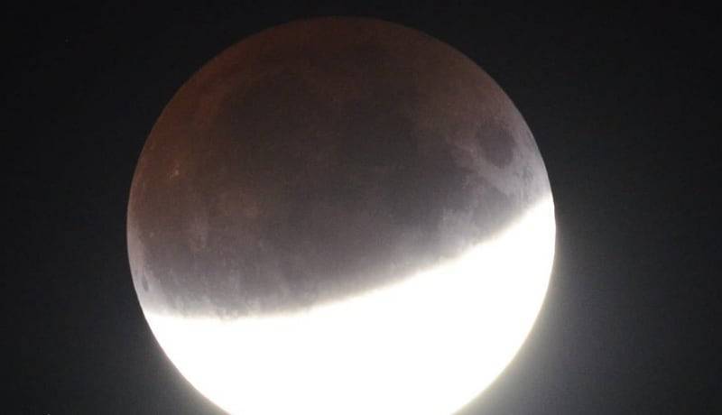 Восход "кровавой" Луны показали пользователи Сети (фото, видео)