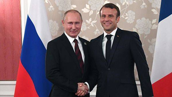 Макрон принял приглашение Путина приехать в Москву на 75-летие Победы