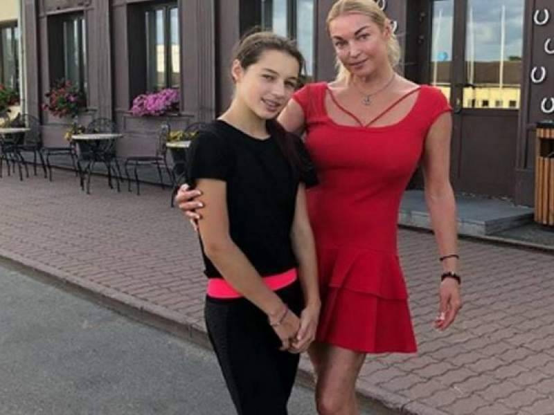 Дочь скандальной Волочковой в мини-юбке и на каблуках появилась на публике