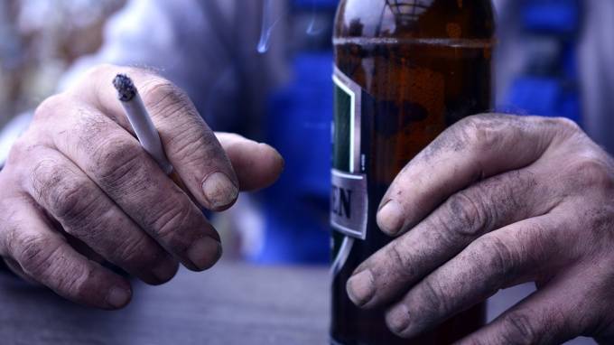 Минздрав призывает запретить продажу табака и алкоголя в жилых районах