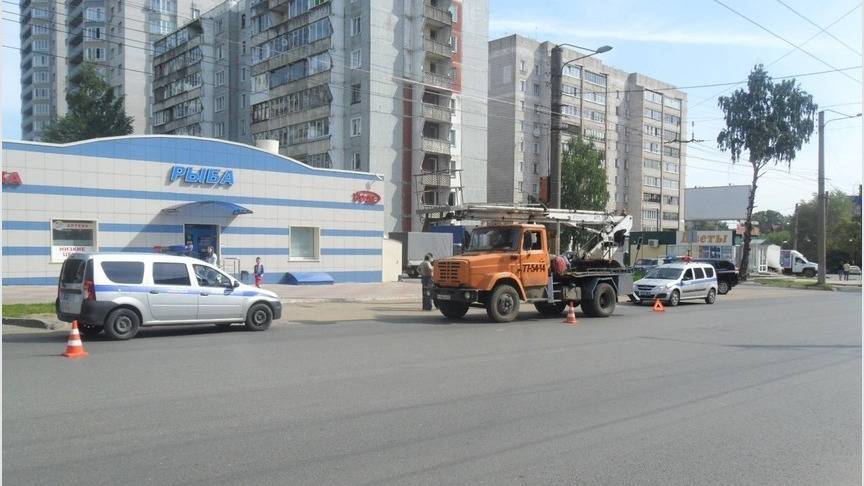 В Кирове под колёса грузовика попал 59-летний мужчина