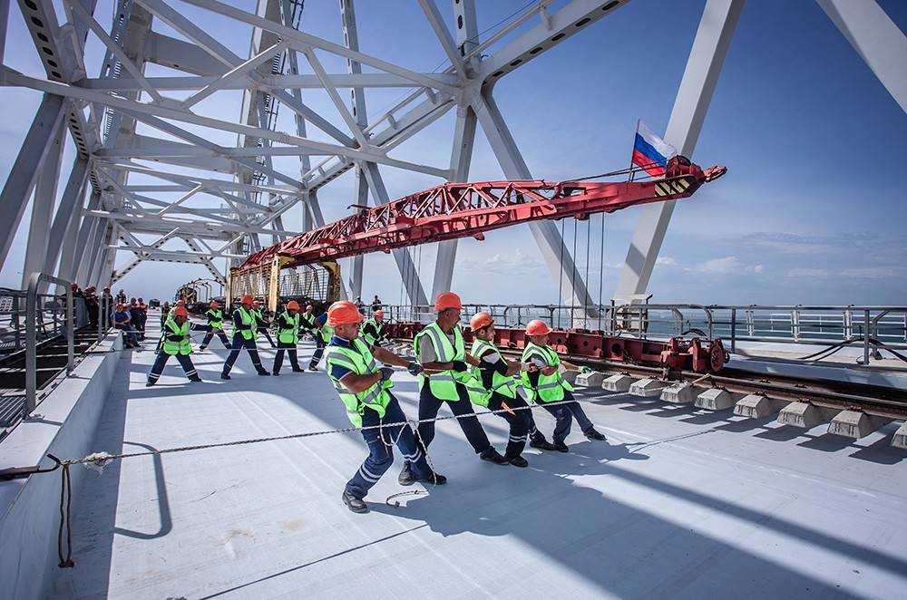 Рельсы уложены: появились свежие фото Крымского моста