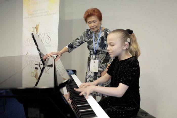 Девочка, родившаяся неслышащей, представила Россию на Международном музыкальном конкурсе | PolitNews
