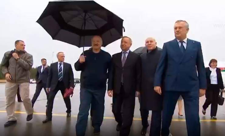 Один под зонтом. Лукашенко направляется к&nbsp;вертолету, который доставит его на&nbsp;остров&nbsp;— видео