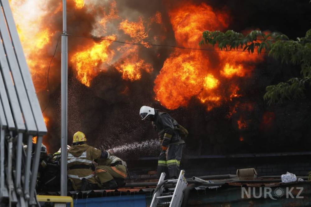 Склад горит в Алматы: глава ДЧС рассказал о тушении пожара (фото, видео)