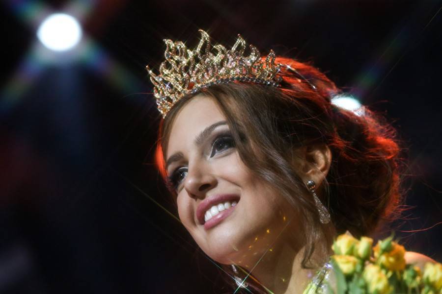 "Мисс Москва" отреагировала на слухи о разводе с экс-королем Малайзии