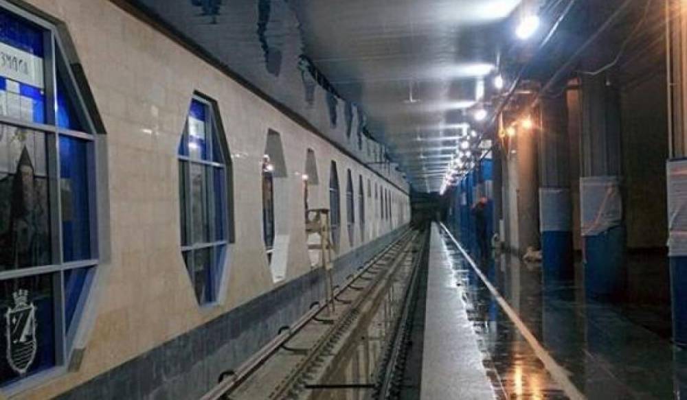 Строители установили витражи на станции метро «Дунайская»