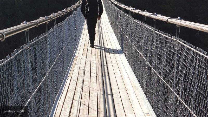 Пьяная туристка разделась догола и спрыгнула с 45-метрового моста в Португалии