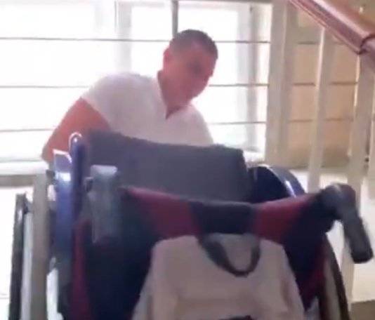 В Уфе безногому инвалиду пришлось карабкаться по лестнице, чтобы попасть в больницу (ВИДЕО)