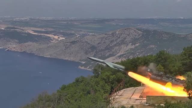 "Битва" фрегата и "Утеса": видео учебных ракетных стрельб в Черном море