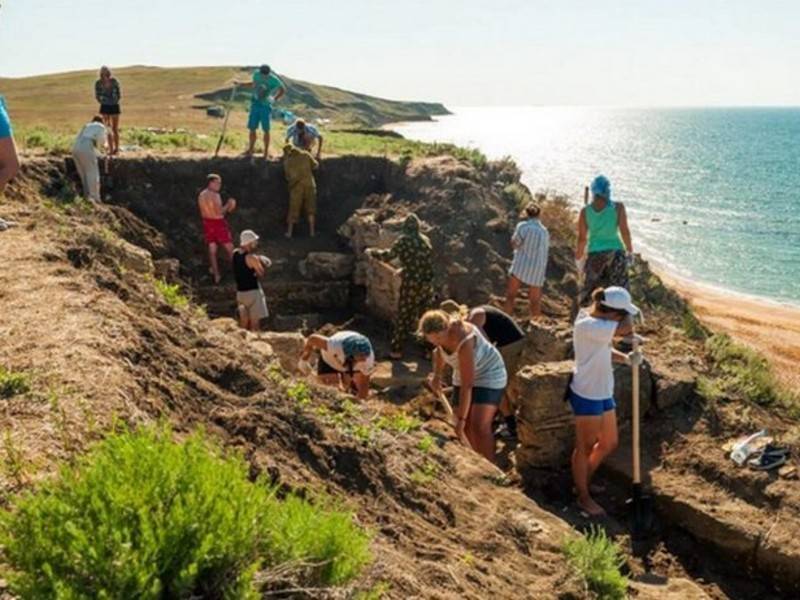 Нетронутый античный склеп с воинами обнаружен в Крыму