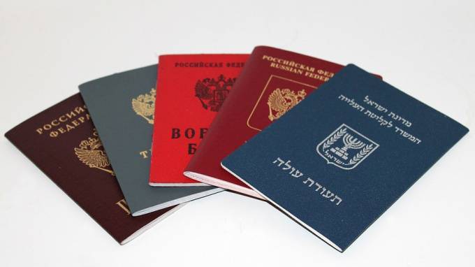 Акимов: россияне смогут пользоваться бумажными паспортами после перехода на электронные