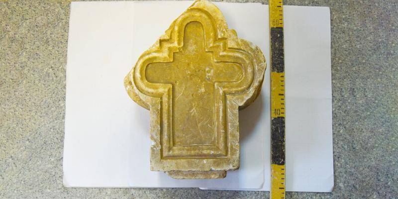 Археологи нашли фрагмент старинного надгробия в притоке Яузы