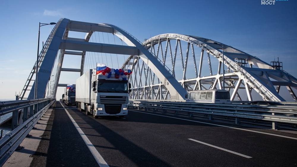 Смычка произошла: На Крымском мосту уложили все рельсы