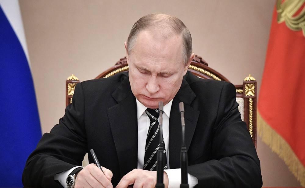 Путин внес поправки в федеральный бюджет