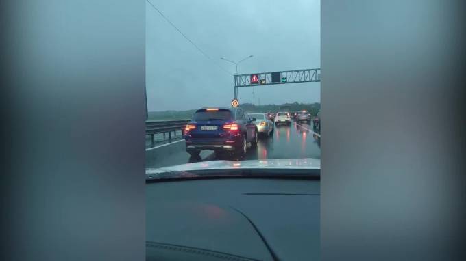 Видео: на Новоприозерском шоссе машина попала в ДТП из-за брошенного на дорогу дивана