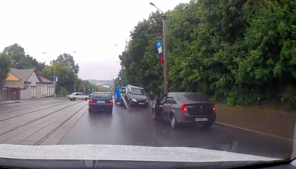 Сразу две серьезные аварии случились на улице Дзержинского в Смоленске