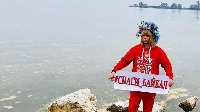 Видео: стилист Сергей Зверев убирает мусор на берегу Байкала