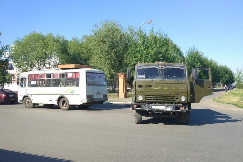 В Кургане КАМАЗ врезался в автобус на перекрёстке