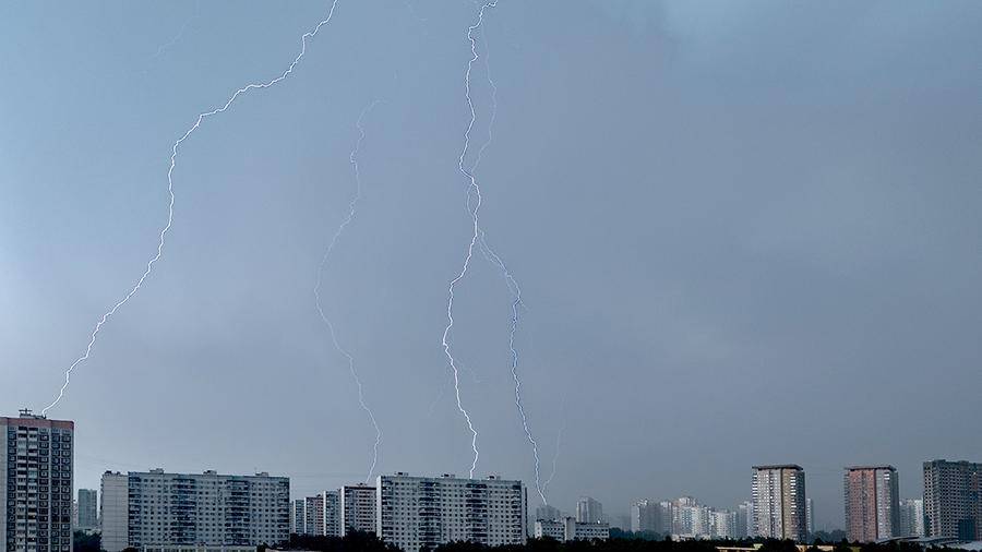 Синоптики предупредили о дождях и грозах в Москве до 19 июля