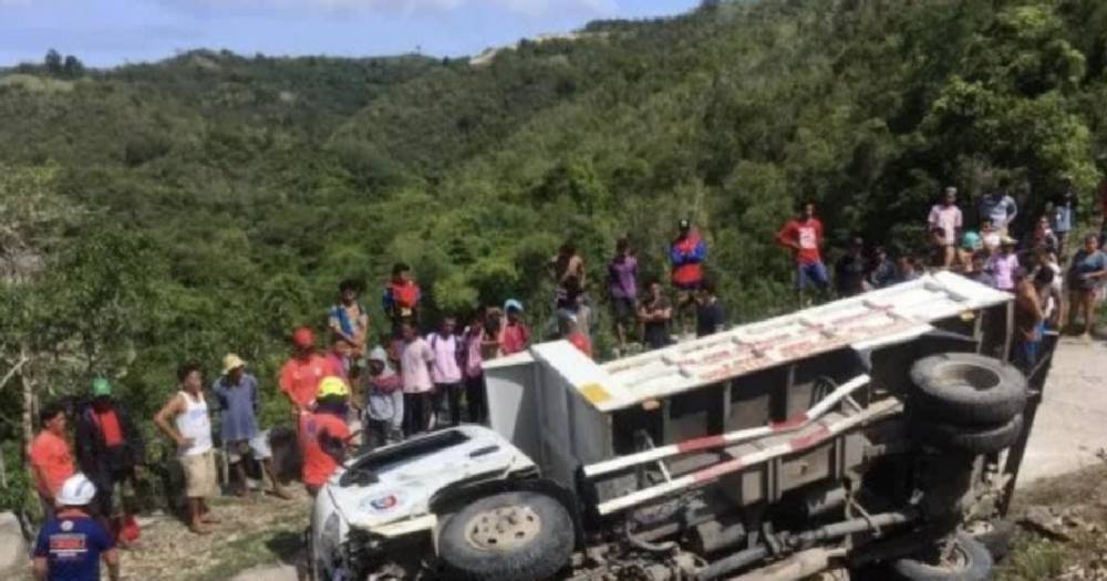На Филиппинах грузовик со школьниками рухнул со скалы, погибло 9 человек.