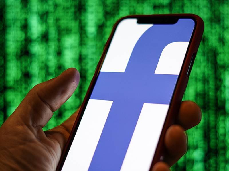 Facebook удалил герб РФ со свастикой по требованию Роскомнадзора
