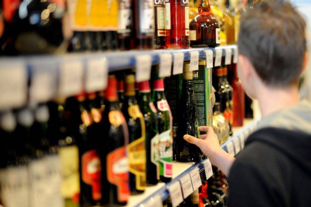 Продажу алкоголя рядом с жилыми районами&nbsp;предложил запретить&nbsp;Минздрав