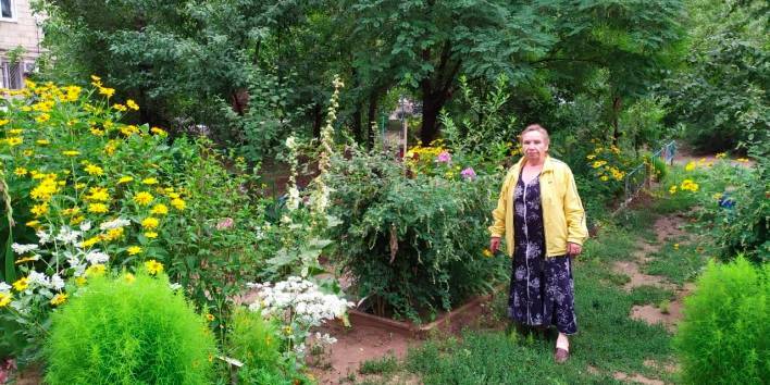 Волгоградские власти хотят наказать пенсионерку на 50 тысяч за цветущий сад под окном