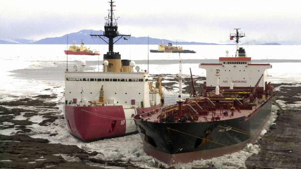 Надо угнаться за Россией в Арктике: Береговая охрана США пожаловалась на отсутствие ледоколов