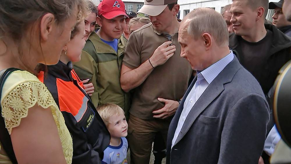 Путин пообещал подарок мальчику из затопленного Тулуна