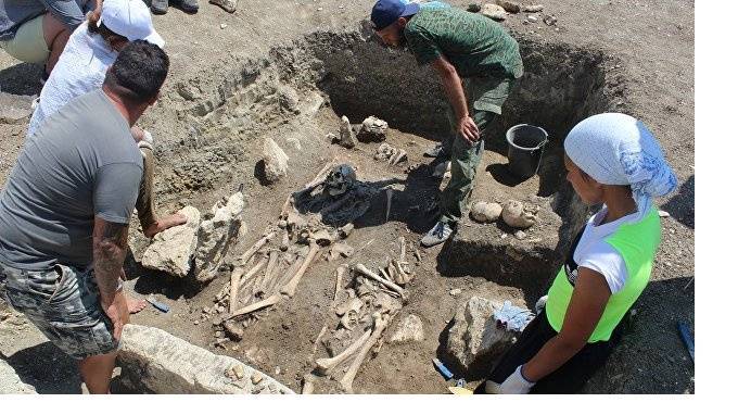 Археологи нашли в Крыму нетронутый античный склеп воинов