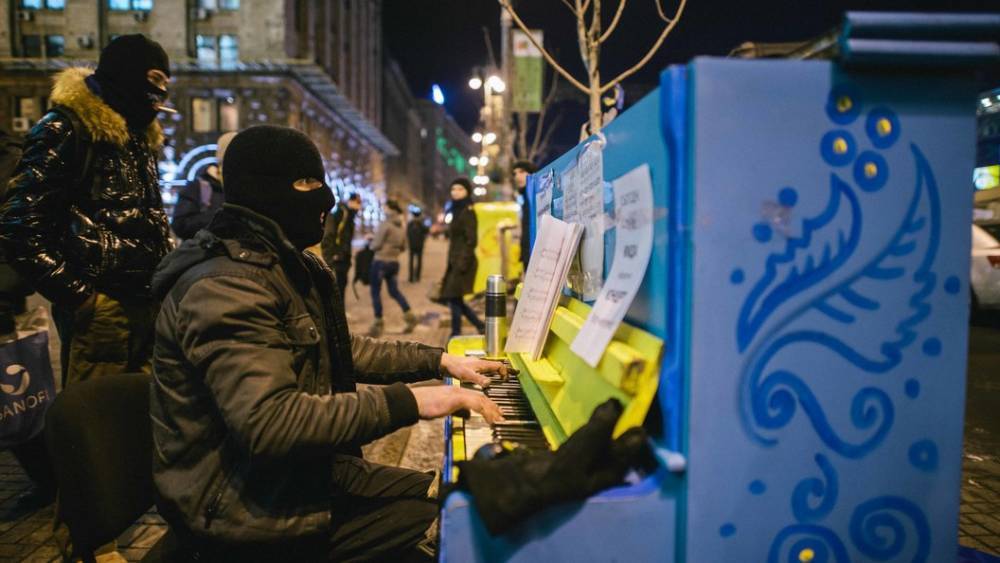 Переворот в Киеве репетировали в Москве? На фото 2012 года нашли "предвестника" пианино с Майдана