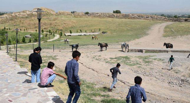 Попрошайничество или образование: что ждет детей таджикских цыган