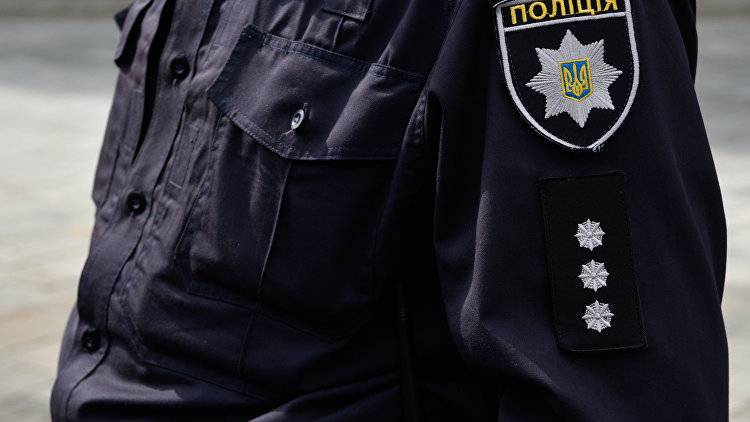 Кусака, но не собака: в Киеве женщина укусила сотрудницу полиции