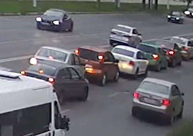 На видео попало столкновение машин «паровозиком» на Московском шоссе
