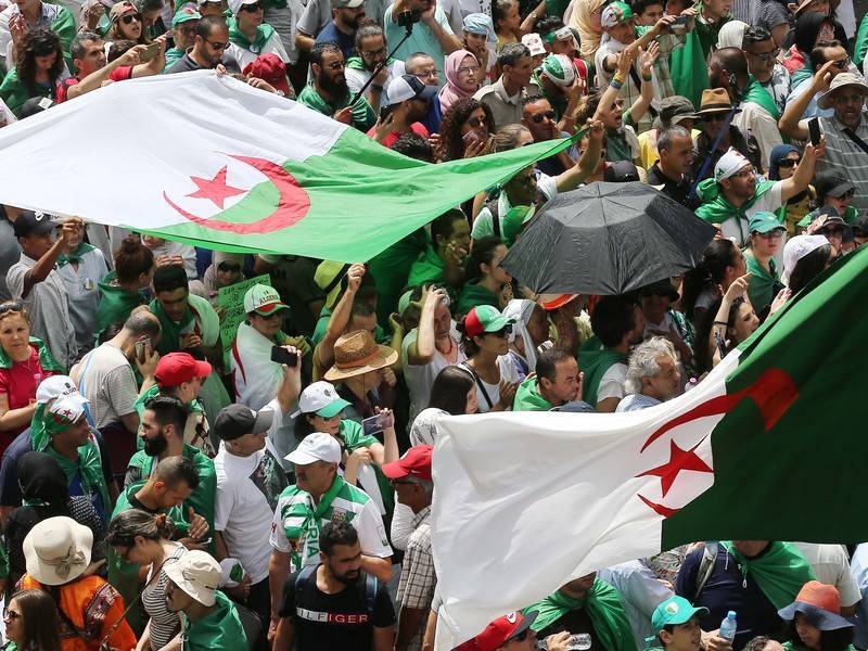 Тысячи алжирцев вышли на улицы с требованием демократии